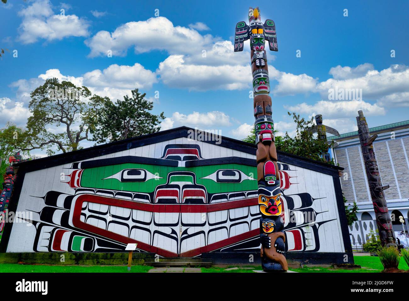 VICTORIA, BRITISH COLUMBIA - 1. Mai 2022: Totempfähle sind Monumente, die von den First Nations des pazifischen Nordwestens geschaffen wurden, um Anc zu repräsentieren und zu gedenken Stockfoto