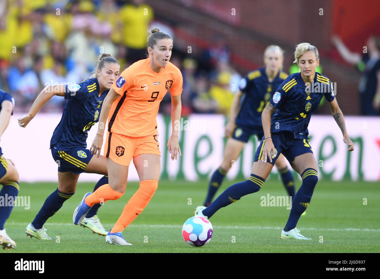 Sheffield, Großbritannien. 9.. Juli 2022. Vivianne Miedema (Niederländische Frauen) Filippa Angeldal (Schwedische Frauen) Nathalie Bjorn (Schwedische Frauen) während des UEFA Women s Euro England 2022-Spiels zwischen den Niederlanden 0-0 Schweden im Bramall Lane Stadium am 9. Juli 2022 in Sheffield, England. Quelle: Maurizio Borsari/AFLO/Alamy Live News Stockfoto