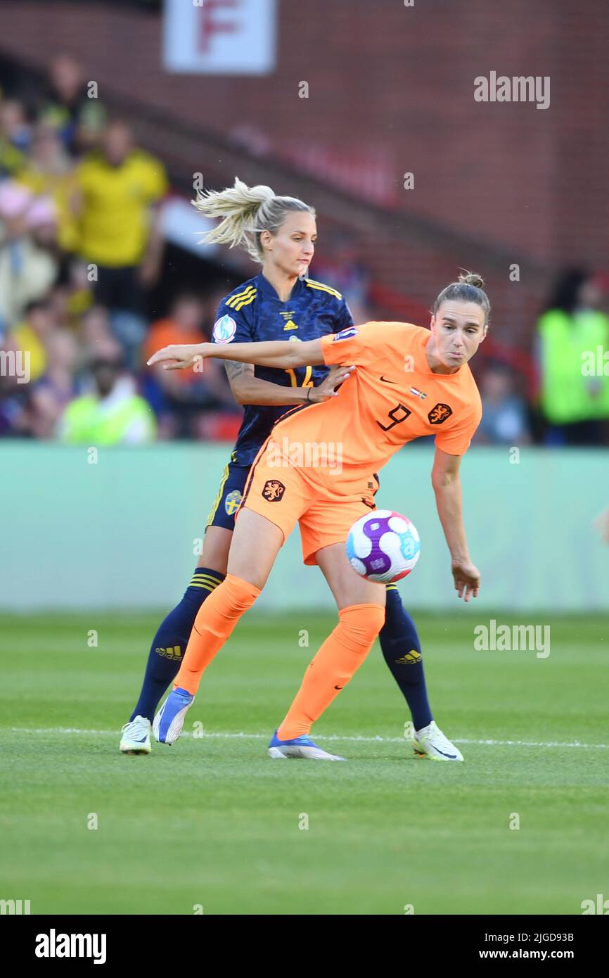 Sheffield, Großbritannien. 9.. Juli 2022. Vivianne Miedema (Niederländische Frauen) Nathalie Bjorn (Schwedische Frauen) während des UEFA Women s Euro England 2022-Spiels zwischen den Niederlanden 0-0 Schweden im Bramall Lane Stadium am 9. Juli 2022 in Sheffield, England. Quelle: Maurizio Borsari/AFLO/Alamy Live News Stockfoto