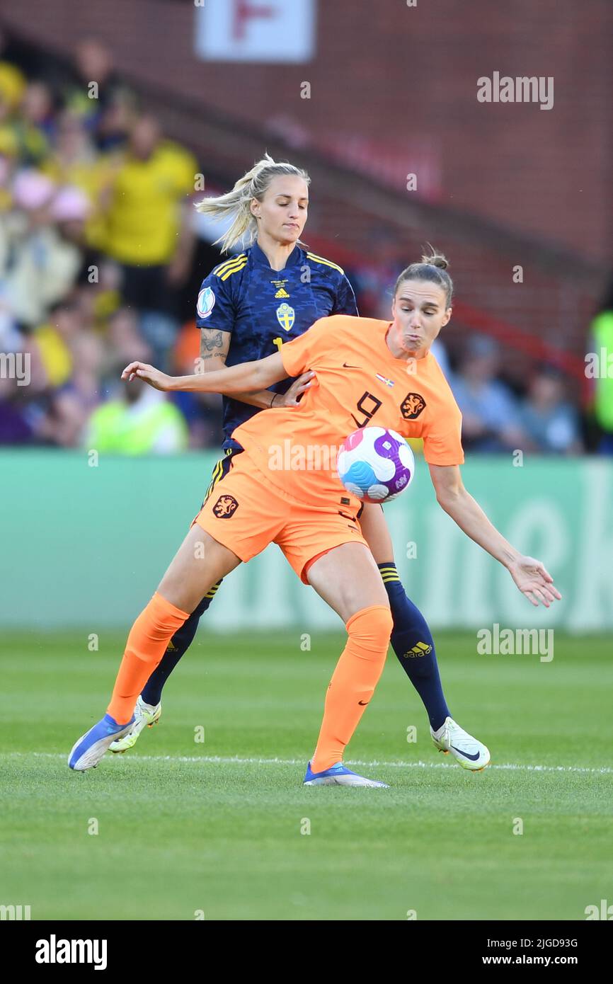Sheffield, Großbritannien. 9.. Juli 2022. Vivianne Miedema (Niederländische Frauen) Nathalie Bjorn (Schwedische Frauen) während des UEFA Women s Euro England 2022-Spiels zwischen den Niederlanden 0-0 Schweden im Bramall Lane Stadium am 9. Juli 2022 in Sheffield, England. Quelle: Maurizio Borsari/AFLO/Alamy Live News Stockfoto