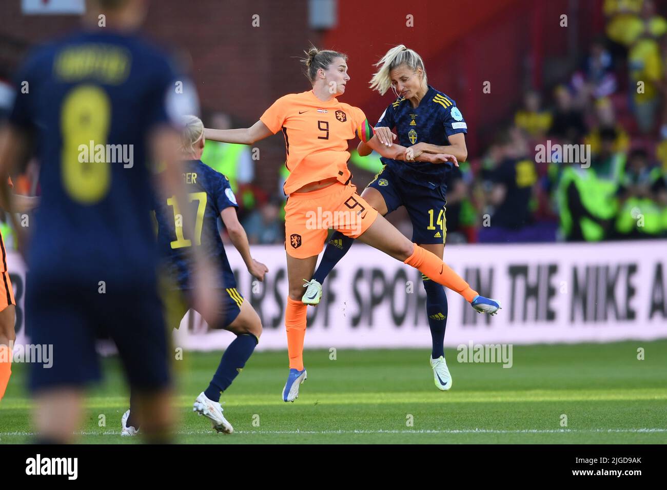 Sheffield, Großbritannien. 9.. Juli 2022. Vivianne Miedema (Niederländische Frauen) Nathalie Bjorn (Schwedische Frauen) während des UEFA Women s Euro England 2022-Spiels zwischen den Niederlanden 0-0 Schweden im Bramall Lane Stadium am 9. Juli 2022 in Sheffield, England. Quelle: Maurizio Borsari/AFLO/Alamy Live News Stockfoto