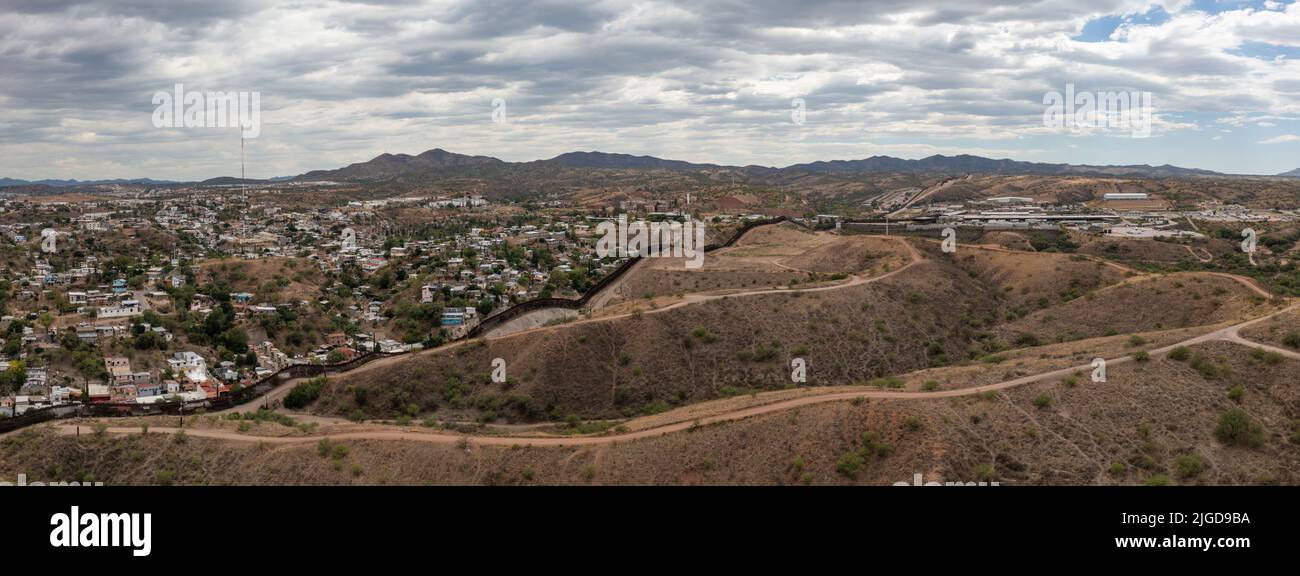 Luftaufnahme des Grenzzauns von US-Mexiko in Nogales, Arizona. Stockfoto