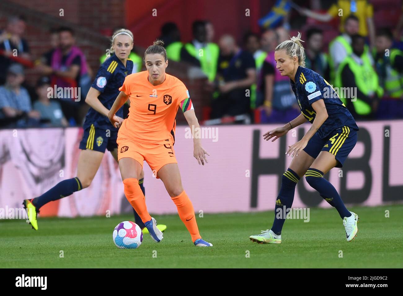 Sheffield, Großbritannien. 9.. Juli 2022. Vivianne Miedema (Niederländische Frauen) Nathalie Bjorn (Schwedische Frauen) während des UEFA Women s Euro England 2022-Spiels zwischen den Niederlanden 0-0 Schweden im Bramall Lane Stadium am 9. Juli 2022 in Sheffield, England. Quelle: Maurizio Borsari/AFLO/Alamy Live News Stockfoto