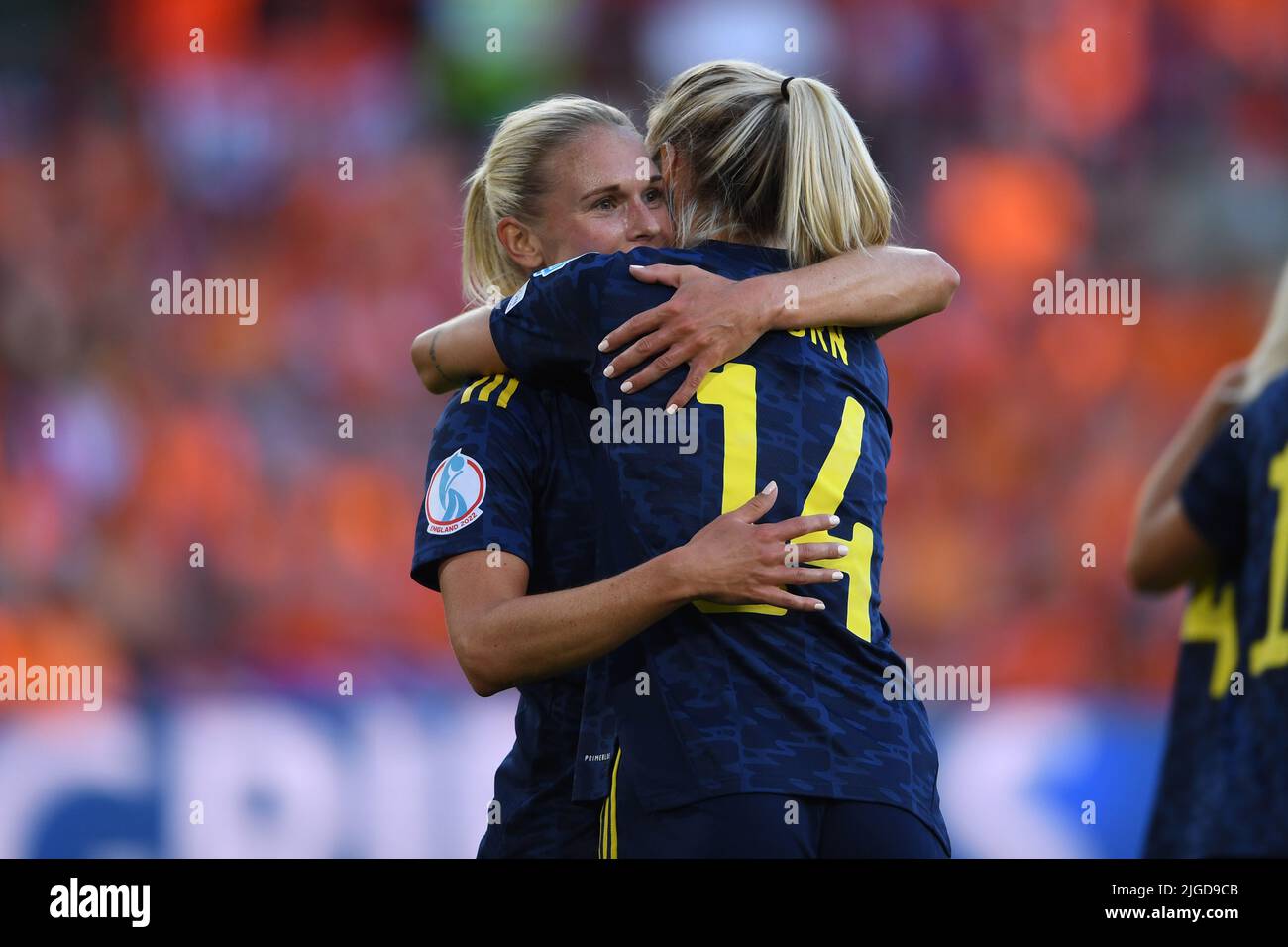 Sheffield, Großbritannien. 9.. Juli 2022. Jonna Andersson (Schwedische Frauen) Nathalie Bjorn (Schwedische Frauen) feiert das erste Tor seines Teams beim UEFA Women s Euro England 2022 Spiel zwischen den Niederlanden 0-0 Schweden am 9. Juli 2022 im Bramall Lane Stadium in Sheffield, England. Quelle: Maurizio Borsari/AFLO/Alamy Live News Stockfoto