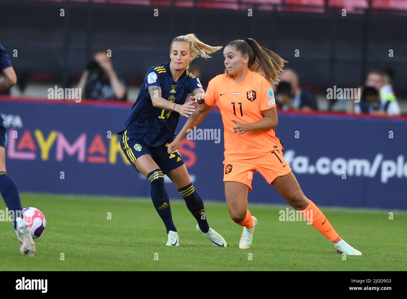 Sheffield, Großbritannien. 9.. Juli 2022. Lieke Martens (Niederlande Women) Nathalie Bjorn (Schweden Women) während des UEFA Women s Euro England 2022-Spiels zwischen den Niederlanden 0-0 Schweden im Bramall Lane Stadium am 9. Juli 2022 in Sheffield, England. Quelle: Maurizio Borsari/AFLO/Alamy Live News Stockfoto