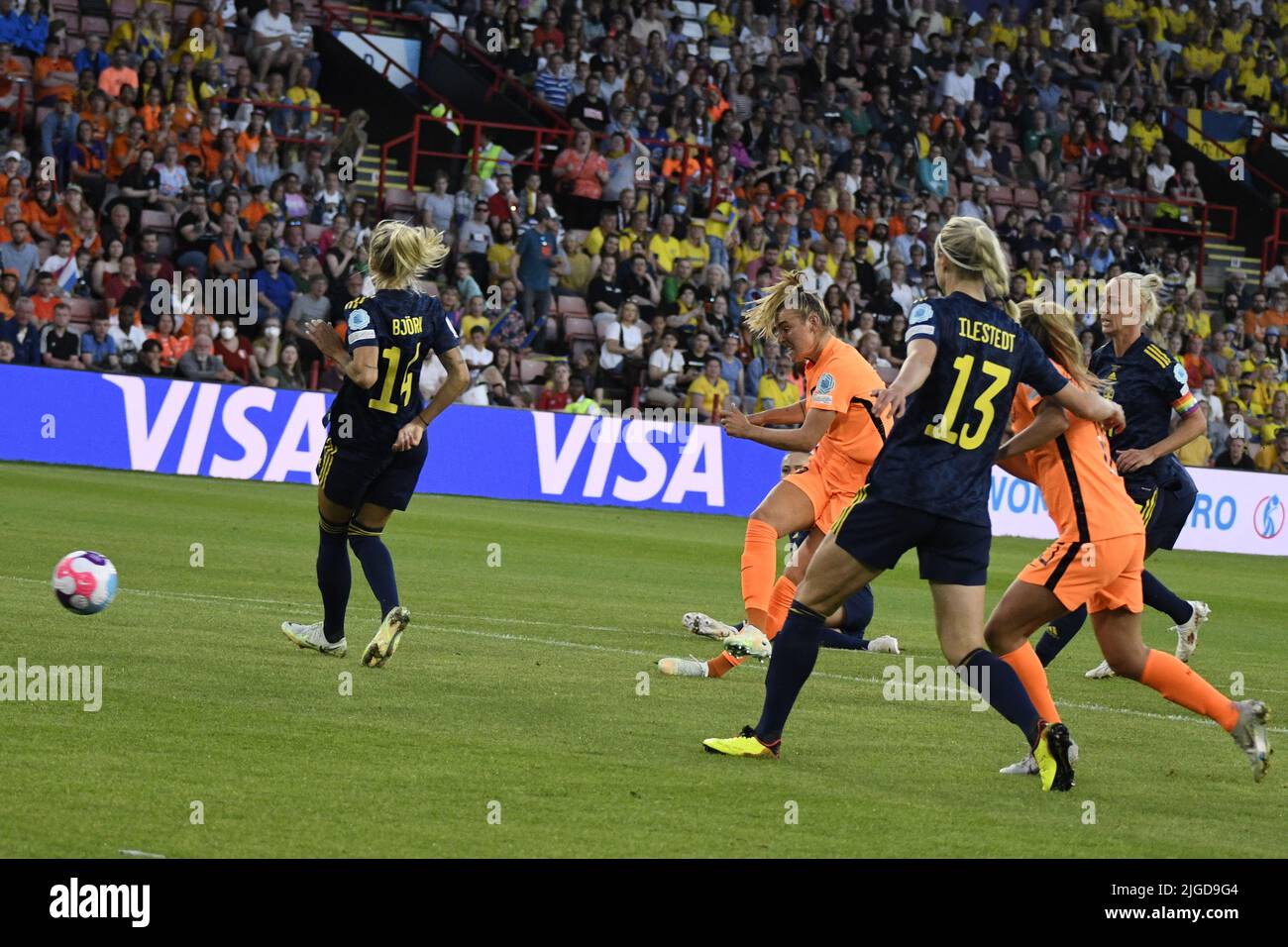 Sheffield, Großbritannien. 9.. Juli 2022. Jill Roord (Niederlande Women) Nathalie Bjorn (Schweden Women) erzielte das erste Tor für sein Team während des UEFA Women s Euro England 2022-Spiels zwischen den Niederlanden 0-0 Schweden am 9. Juli 2022 im Bramall Lane Stadium in Sheffield, England. Quelle: Maurizio Borsari/AFLO/Alamy Live News Stockfoto
