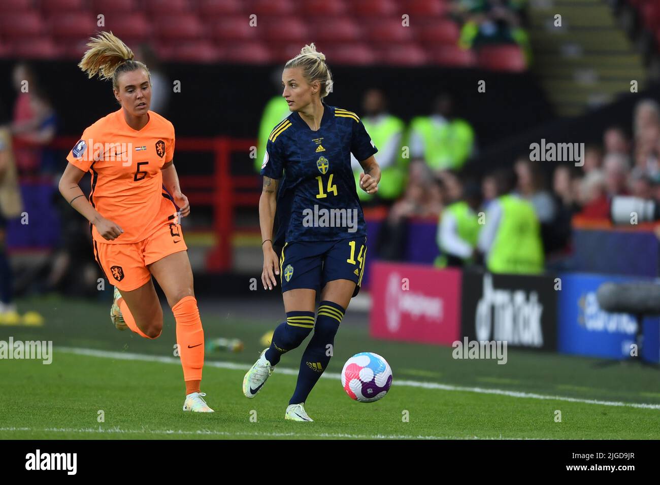 Sheffield, Großbritannien. 9.. Juli 2022. Nathalie Bjorn (Schwedische Frauen)Jill Roord (Niederländische Frauen) während des UEFA Women s Euro England 2022-Spiels zwischen den Niederlanden 0-0 Schweden im Bramall Lane Stadium am 9. Juli 2022 in Sheffield, England. Quelle: Maurizio Borsari/AFLO/Alamy Live News Stockfoto