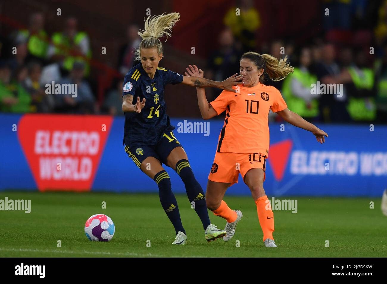 Sheffield, Großbritannien. 9.. Juli 2022. Nathalie Bjorn (Schwedische Frauen)Danielle van de Donk (Niederländische Frauen) während des UEFA Women s Euro England 2022-Spiels zwischen den Niederlanden 0-0 Schweden im Bramall Lane Stadium am 9. Juli 2022 in Sheffield, England. Quelle: Maurizio Borsari/AFLO/Alamy Live News Stockfoto