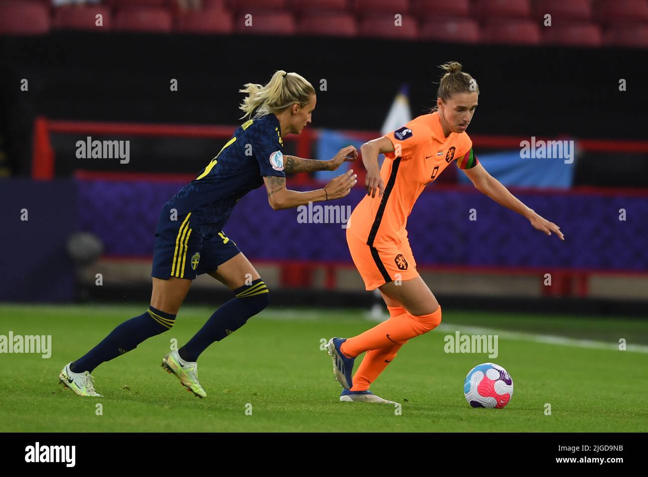 Sheffield, Großbritannien. 9.. Juli 2022. Vivianne Miedema (Niederländische Frauen) Nathalie Bjorn (Schwedische Frauen) während des UEFA Women s Euro England 2022-Spiels zwischen den Niederlanden 0-0 Schweden im Bramall Lane Stadium am 9. Juli 2022 in Sheffield, England. Quelle: Maurizio Borsari/AFLO/Alamy Live News Stockfoto