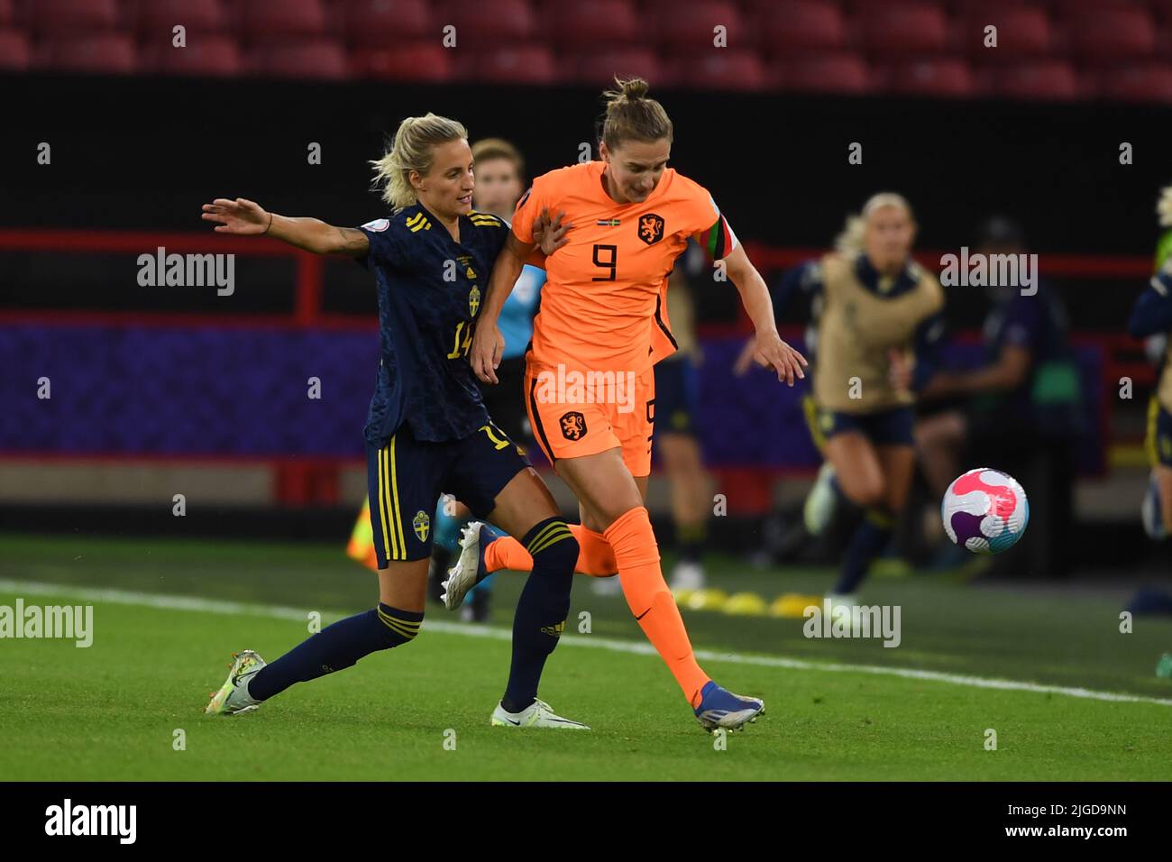 Sheffield, Großbritannien. 9.. Juli 2022. Vivianne Miedema (Niederländische Frauen) Nathalie Bjorn (Schwedische Frauen) während des UEFA Women s Euro England 2022-Spiels zwischen den Niederlanden 0-0 Schweden im Bramall Lane Stadium am 9. Juli 2022 in Sheffield, England. Quelle: Maurizio Borsari/AFLO/Alamy Live News Stockfoto