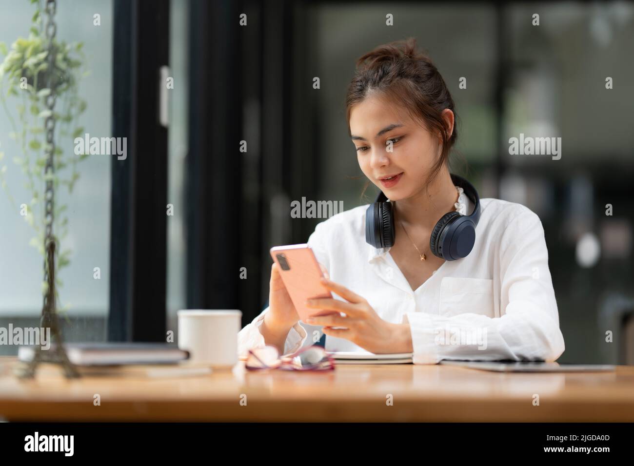 Business Woman schließt KYC mit einem Online-Banking-Programm ab, um ein digitales Sparkonto zu eröffnen. Die Definition von Cyber-Sicherheit. Stockfoto