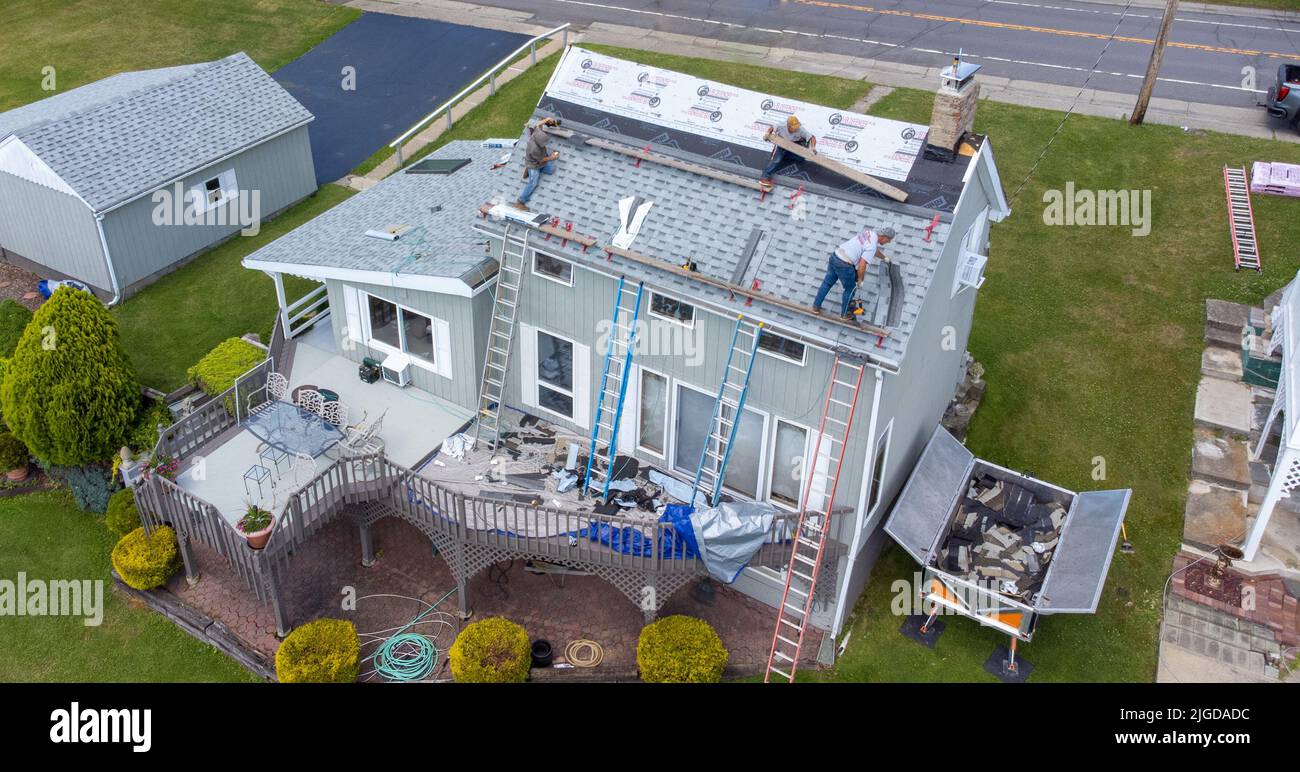 Dachdecker, die das Dach eines Hauses in Athen, Greene County, New York, USA, in Rente nehmen Stockfoto