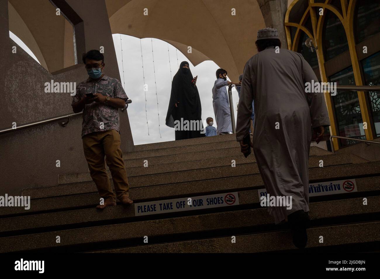 Bangkok, Bangkok, Thailand. 10.. Juli 2022. Die Gläubigen steigen nach der Predigt die Treppe zum Haupthof der Moschee hinauf. Hunderte von Gläubigen versammelten sich in der Moschee des Islamischen Zentrums von Thailand in Bangkok im überwiegend muslimischen Stadtteil Ramkhamheng, um Eid Al-Adha zu feiern. Der Feiertag stammt aus der gemeinsamen jüdisch-islamisch-christlichen Geschichte des Patriarchen Abraham, der angewiesen wurde, seinen Sohn Issac seinem Gott zu opfern, der im Gehorsam gegenüber seiner Frömmigkeit fast die Tat vollbringt, bevor er durch göttliche Intervention gestoppt wird. Thailand ist eine Mehrheit der Theravada-buddhistischen Nation, obwohl Mus Stockfoto