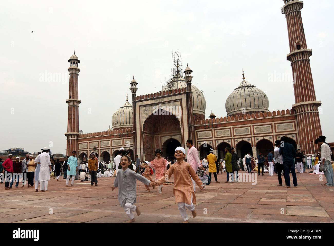 Neu Delhi, Neu Delhi, Indien. 10.. Juli 2022. Happiness of Sacrifice Festival: Moslems Child während des gefeierten Opferfestes mit Namaz in der Jama Masjid Moschee 0n Eid al-Adha in Neu-Delhi am Sonntag (Bildquelle: © Ravi Batra/ZUMA Press Wire) Bildquelle: ZUMA Press, Inc./Alamy Live News Stockfoto