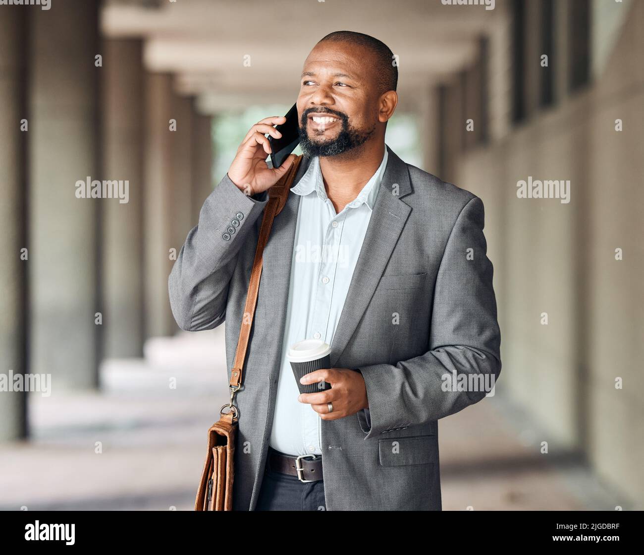 Es ist schön, von Ihnen zu hören. Ein reifer Geschäftsmann mit seinem Smartphone, um einen Anruf zu tätigen. Stockfoto