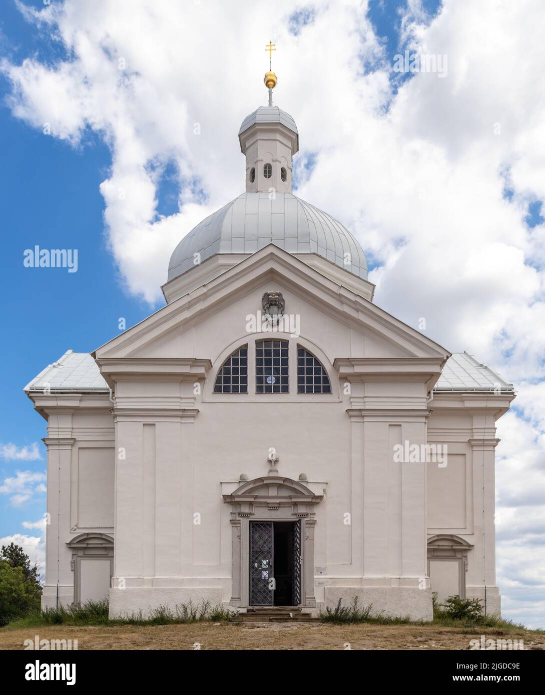 Mikulov-Kapelle auf dem Heiligen Berg. Weiße Kapelle Mikulov, Tschechische Republik. Panorama. Stockfoto