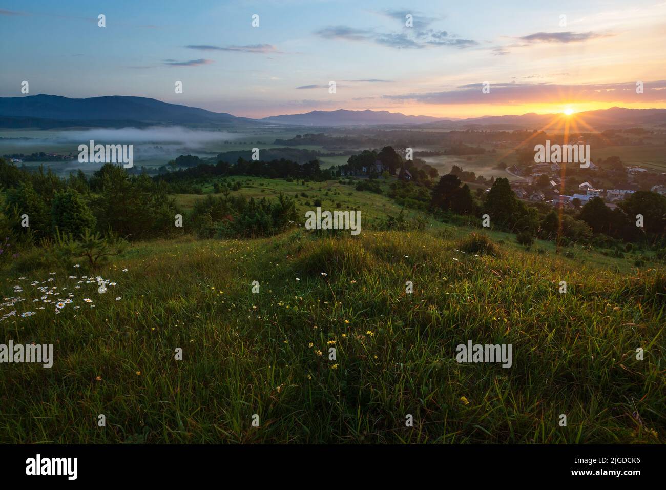 Dorf Socovce und Velka Fatra Gebirge, Region Turiec, Slowakei. Stockfoto