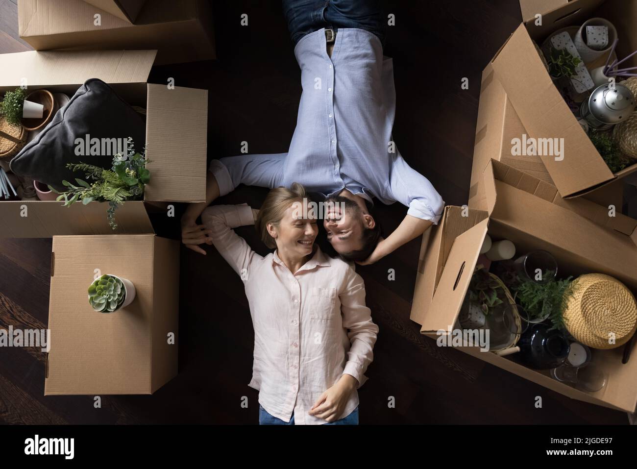 Glückliches, entspanntes Paar, das gerne in ein neues Zuhause zieht Stockfoto
