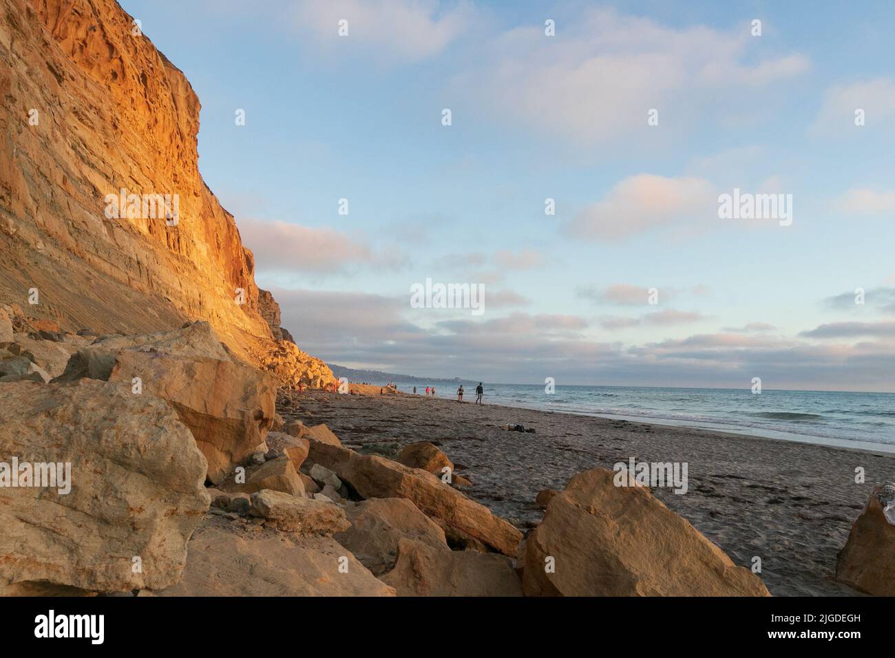 10. Juli 2022, San Diego, CA, USA: Die Korallen, Bäume, Felsen, Strand, Wellen, Orange Wolken und Meer während des glitzernden Sommeruntergangs in La Jolla, Kalifornien, am Samstag, den 9.. Juli 2022 (Bildquelle: © Rishi Deka/ZUMA Press Wire) Stockfoto