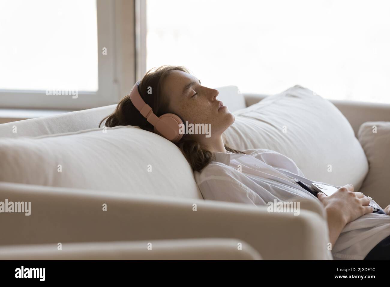 Nahaufnahme entspannte Frau in Kopfhörern hören Musik Stockfoto