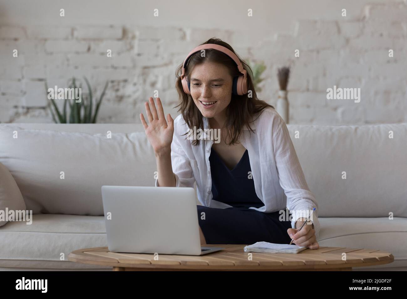 Frau macht Videocall, begrüßt Tutor, starten Online-Klasse zu Hause Stockfoto