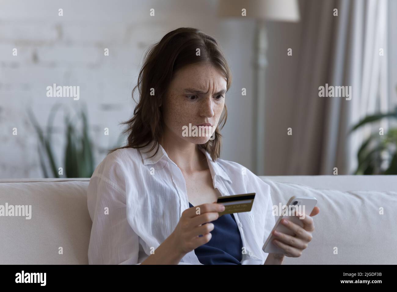 Frau mit Kreditkarte und Smartphone hat Probleme mit der Zahlung Stockfoto