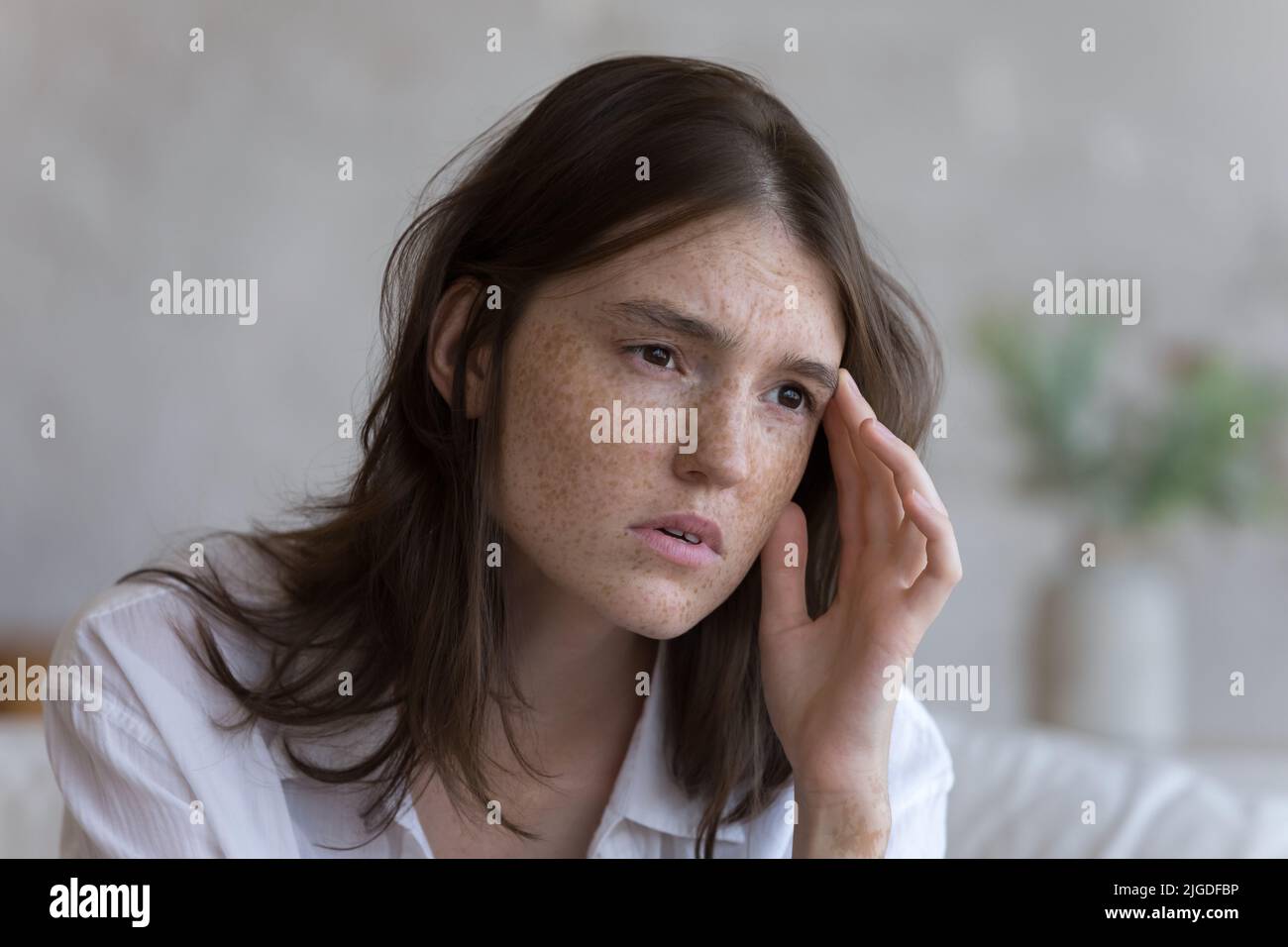 Nahaufnahme des traurigen, frustrierten, mit Sommersprossen verkleideten Teenagers Stockfoto
