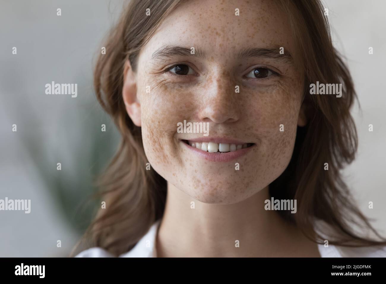 Porträt einer Sommersprossen-Frau mit natürlicher Schönheit und Blick auf die Kamera Stockfoto