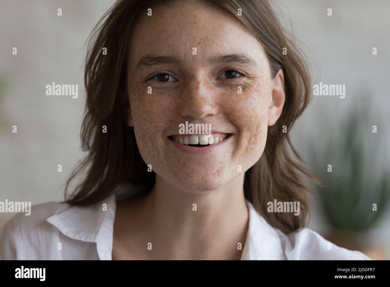 Nahaufnahme Porträt lächelnde junge Sommersprossen Frau Stockfoto