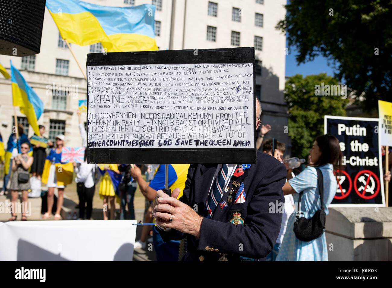 London, Großbritannien. 09.. Juli 2022. Ein ukrainischer Protestler hält während der Kundgebung vor der Downing Street ein Plakat. Ukrainer und ihre Anhänger versammeln sich wöchentlich vor der Downing Street, um die britische Regierung zu fordern, die ukrainische Militärmacht weiterhin zu unterstützen. Kredit: SOPA Images Limited/Alamy Live Nachrichten Stockfoto