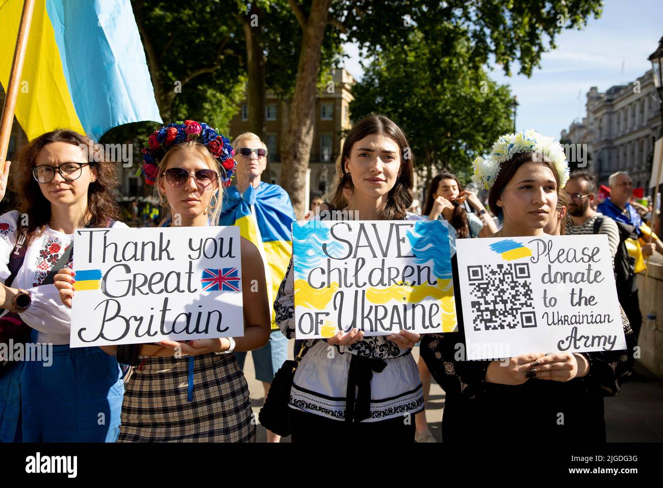 London, Großbritannien. 09.. Juli 2022. Ukrainer und ihre Demonstranten halten während der Kundgebung vor der Downing Street Plakate. Ukrainer und ihre Anhänger versammeln sich wöchentlich vor der Downing Street, um die britische Regierung zu fordern, die ukrainische Militärmacht weiterhin zu unterstützen. Kredit: SOPA Images Limited/Alamy Live Nachrichten Stockfoto