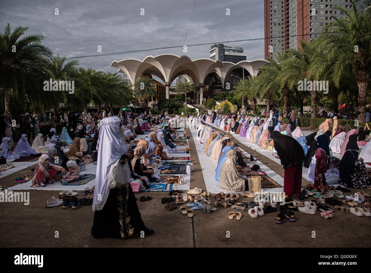 Bangkok, Thailand. 10.. Juli 2022. Muslime gesehen, die vor der Eid al-Adha-Feier im islamischen Zentrum Thailands vorbereitet wurden. Eid al-Adha ist einer der beiden heiligsten muslimischen Feiertage, die jedes Jahr gefeiert werden. Es markiert die jährliche muslimische Pilgerfahrt nach Mekka, dem heiligsten Ort im Islam. (Foto von Peerapon Boonyakiat/SOPA Images/Sipa USA) Quelle: SIPA USA/Alamy Live News Stockfoto