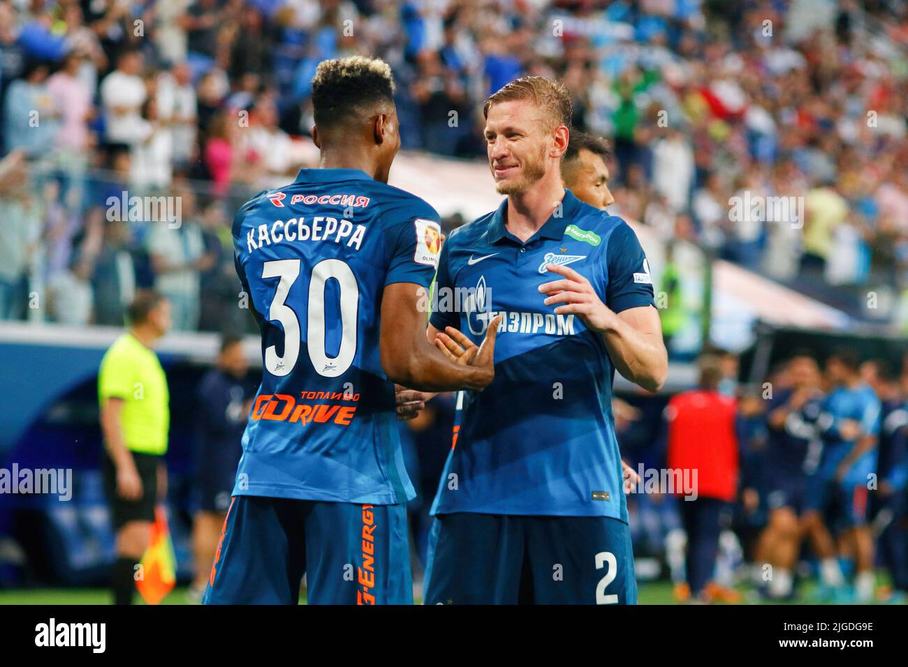 Sankt Petersburg, Russland. 09.. Juli 2022. Zander Mateo Cassierra Cabezas, allgemein bekannt als Mateo Cassierra (Nr.30) und Dmitri Chistyakov (Nr.2) von Zenit, gesehen während des Olimpbet Russian Football Super Cup Fußballspiels zwischen Zenit Sankt Petersburg und Spartak Moskau in der Gazprom Arena. Endergebnis: Zenit 4:0 Spartak. Kredit: SOPA Images Limited/Alamy Live Nachrichten Stockfoto