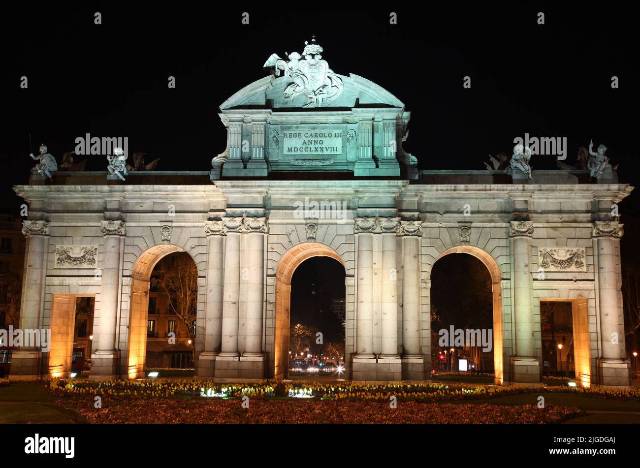 Nachtansicht der Puerta de Alcalá (Alcala-Tor) auf der Plaza de la Independencia (Unabhängigkeitsplatz) in Madrid, Spanien Stockfoto