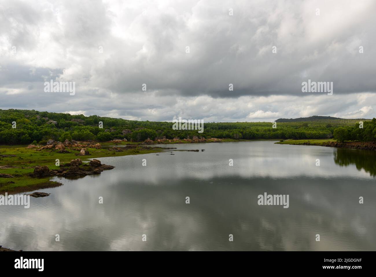 Regen füllte Monsunwolken über einem See in der indischen Landschaft Stockfoto