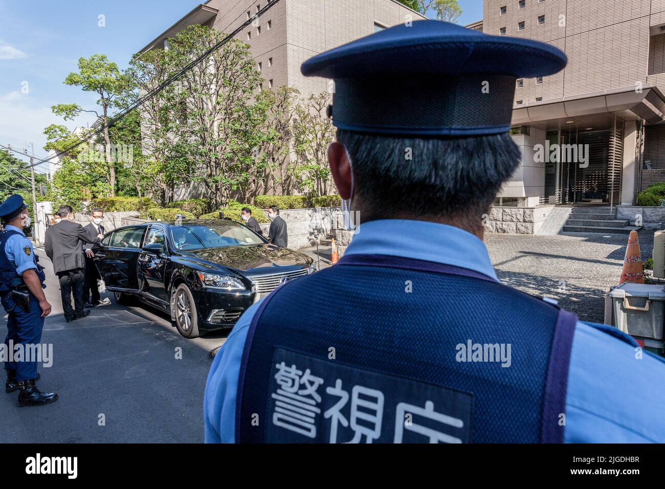 Tokio, Japan. 09.. Juli 2022. Politiker der Liberaldemokratischen Partei (LDP) kommen mit dem Auto an, um ihren Respekt zu bezahlen, der von der Pressepolizei und den Bewachten vor der Residenz des ehemaligen japanischen Premierministers beobachtet wird. Shinzo Abe war Japans dienstältester Premierminister (2012-2020) und hatte sich bei den bevorstehenden Wahlen zum Abgeordnetenhaus in der westlichen Stadt Nara für die Kandidaten seiner LDP-Partei eingesetzt, als er am 8.. Juli von einem einmüigen Schützen erschoss und getötet wurde. (Foto von Damon Coulter/SOPA Images/Sipa USA) Quelle: SIPA USA/Alamy Live News Stockfoto