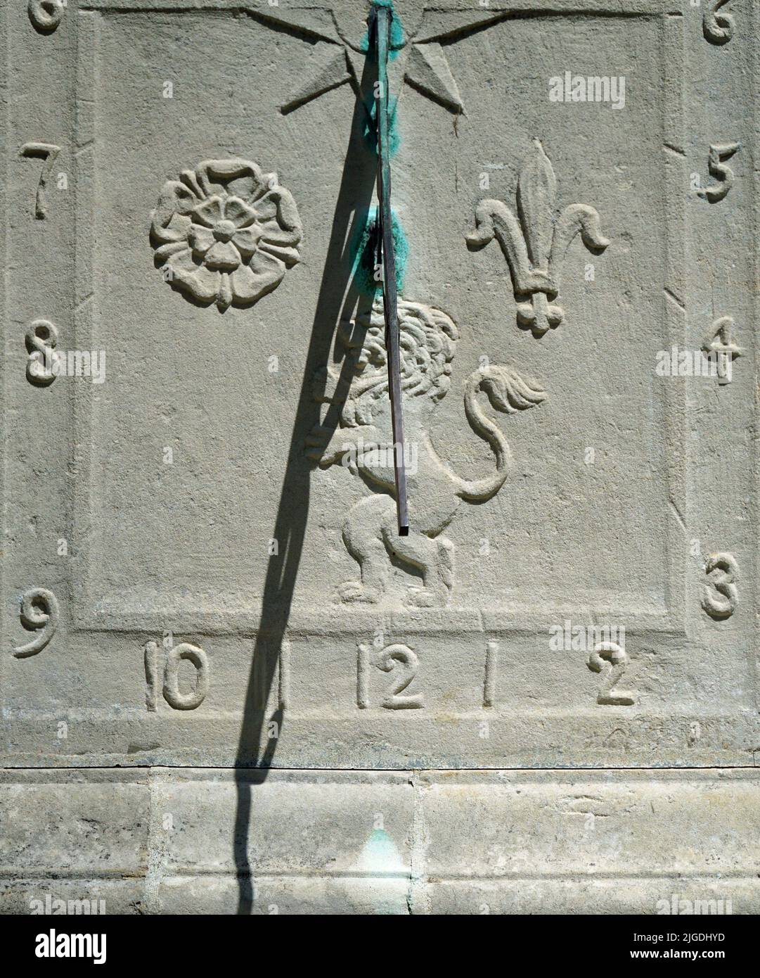 Vertikale Sonnenuhr mit Anzeige der Eleven O' Clock Stockfoto