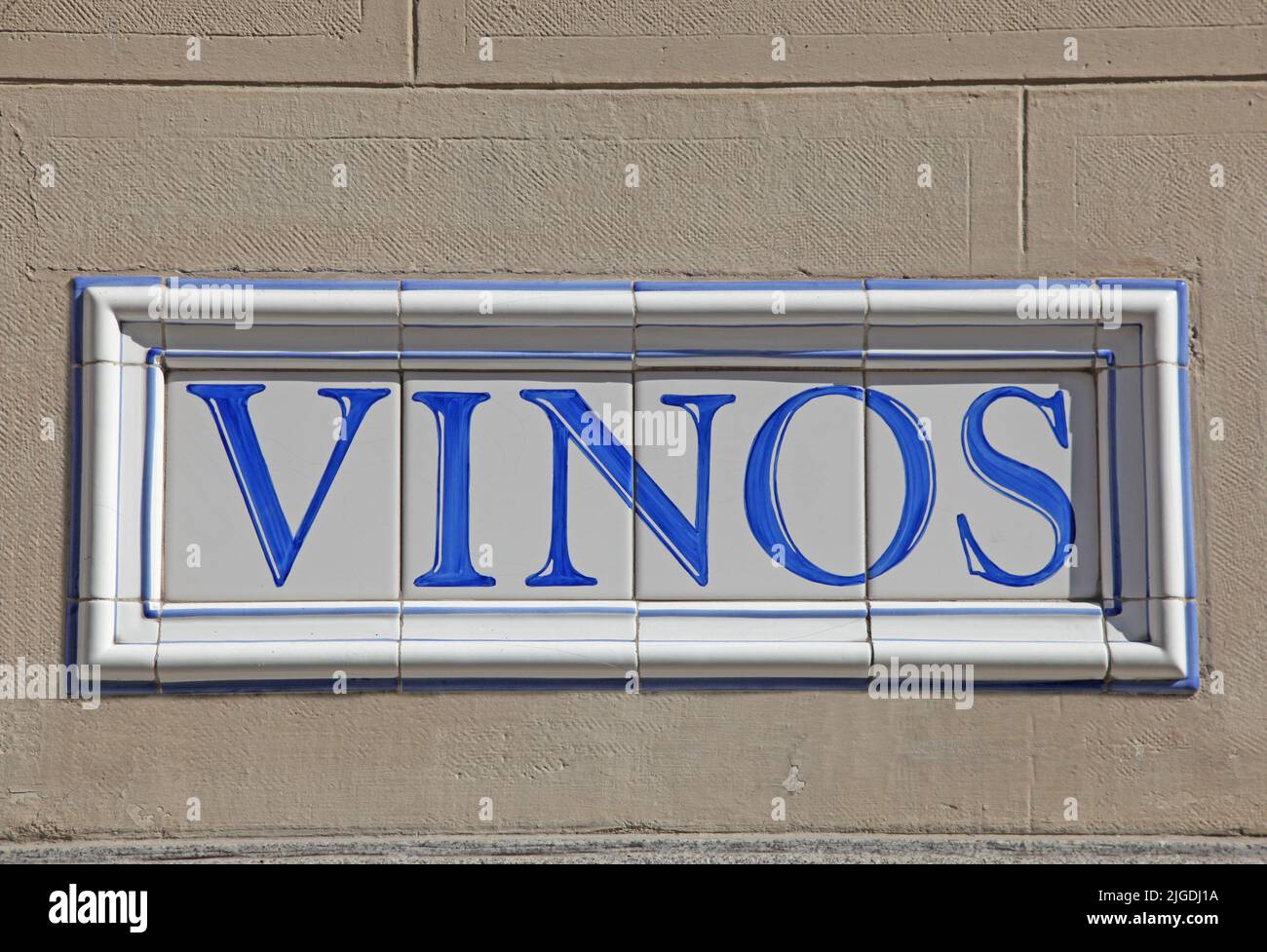 Vinos Schild aus Fliesen. Vinos ist Spanisch für Weine. Stockfoto