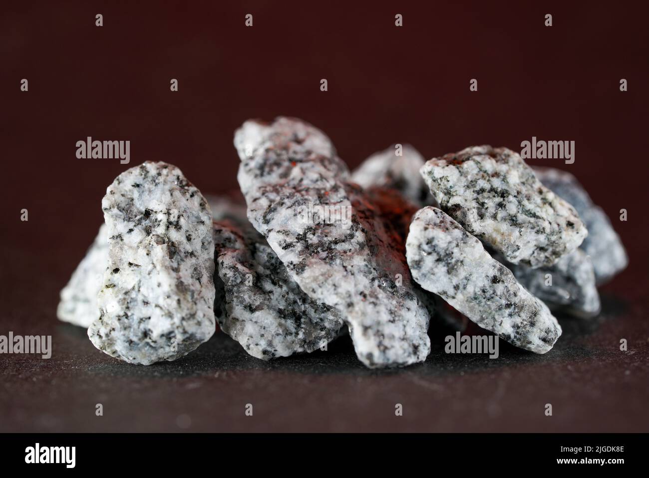 Granite sind grob kristallines Plutongestein, das reich an Quarz und Feldspat ist, aber auch dunkle Mineralien enthält, Stockfoto