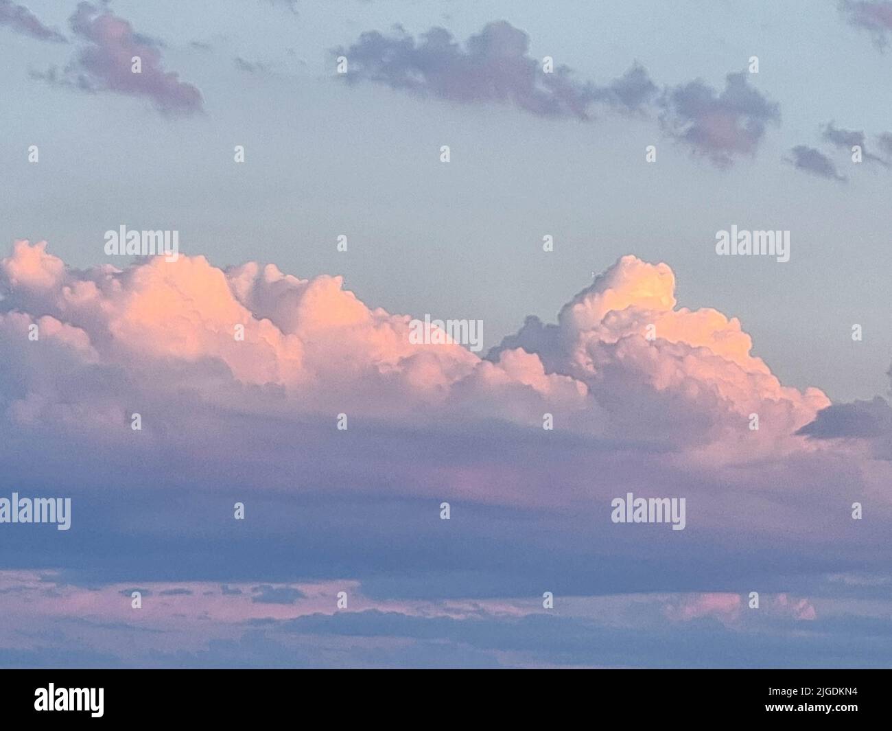 Spektakulärer blauer und violetter Himmel mit Cumulus-Wolken. Abendliche Fotografie. Vollformat, Heaven-Konzept. Luftfreiheit in der Atmosphäre. Stockfoto