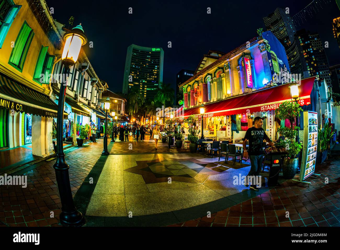 Bussorah Street, die zur Sultan Masjid Moschee in Kampong Glam, Singapur führt. Stockfoto