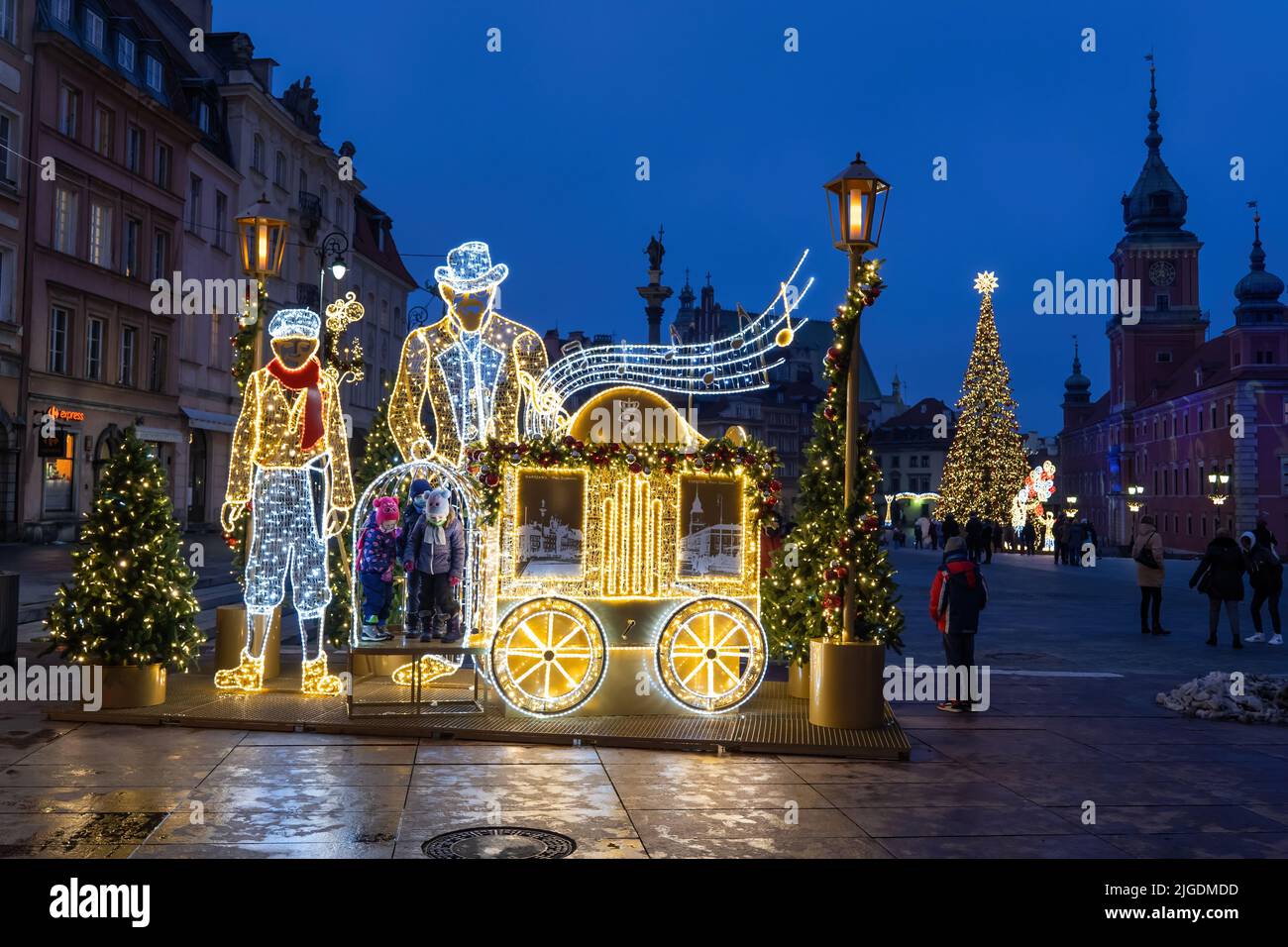 Winterurlaub beleuchtete Installation in der Nacht mit Platz für Kinder auf dem Platz in der Altstadt von Warschau Stadt während der Weihnachtszeit in Polen. Stockfoto