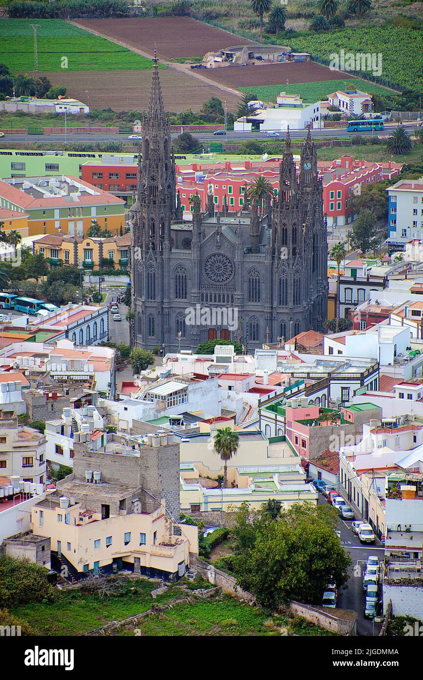 Blick vom Montana de Arucas über das Dorf Arucas mit der Kathedrale San Juan Bautista, Wahrzeichen von Arucas, Grand Canary, Kanarische Inseln, Spanien Stockfoto