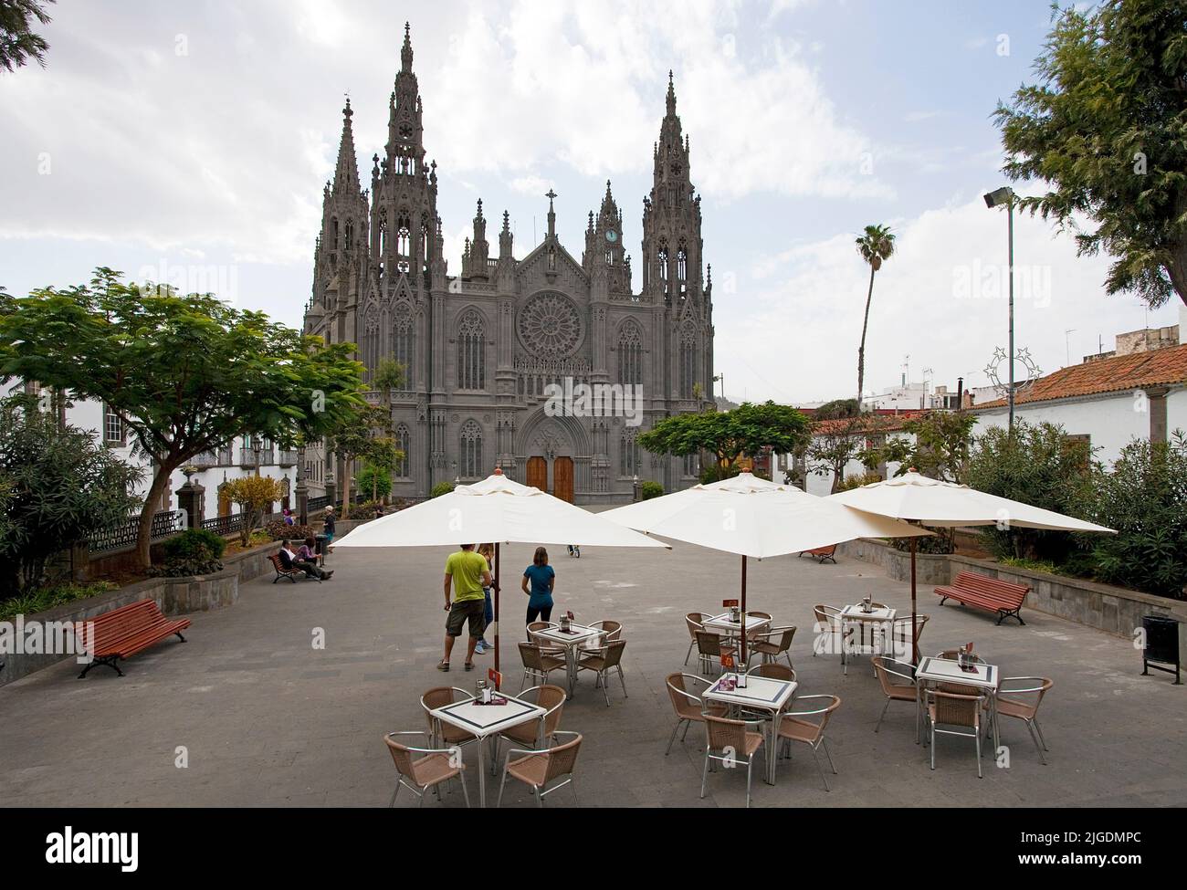Straßencafé an der Kathedrale San Juan Bautista, Altstadt von Arucas, Kanarische Inseln, Spanien, Europa Stockfoto