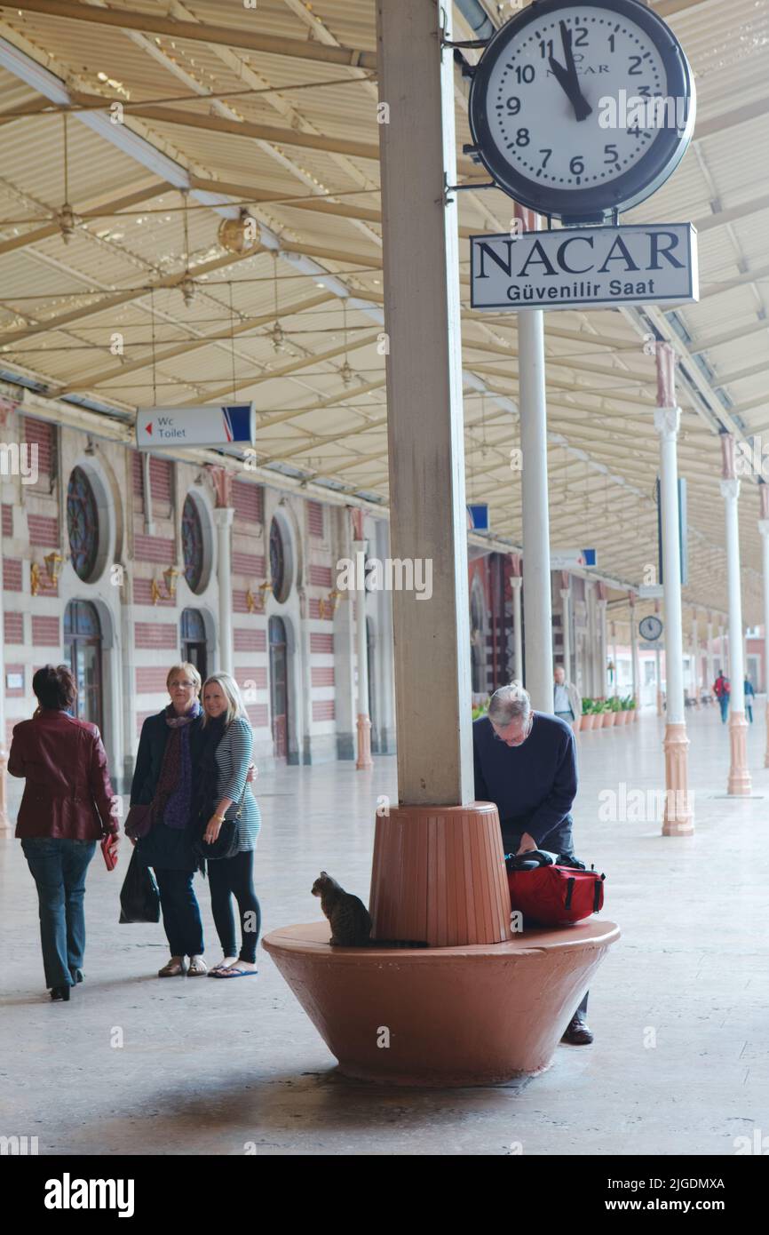 Menschen auf dem Bahnsteig des Bahnhofs Sirkeci in Istanbul, Türkei