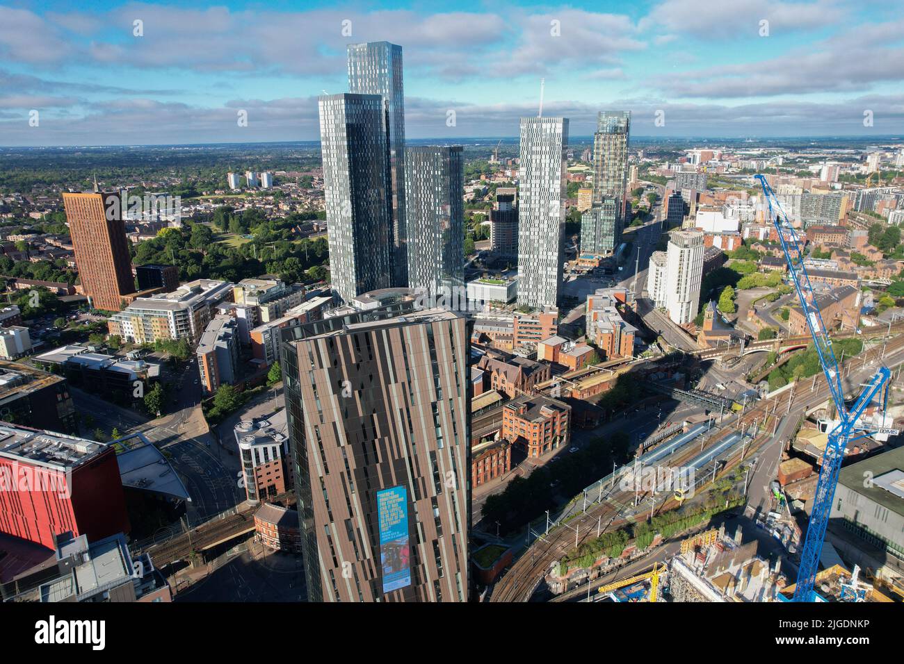 Manchester City Centre Drone Aerial View Above Building Work Skyline Construction Blue Sky Summer 2022 Beetham Tower Deansgate Square Stockfoto