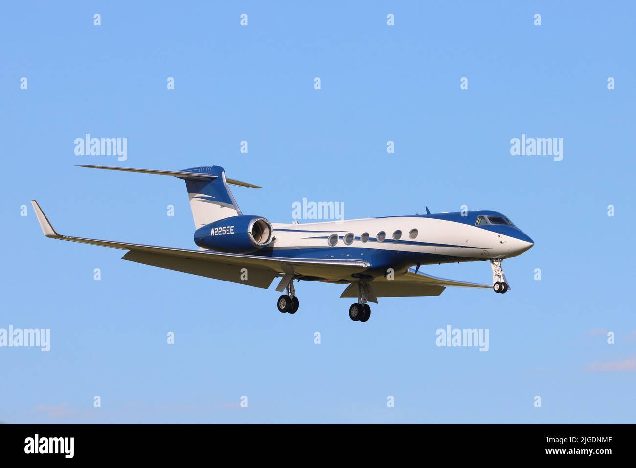 Gulfstream Aerospace G-V, N225EE, Landung auf dem Flughafen Stansted, Essex, Großbritannien Stockfoto
