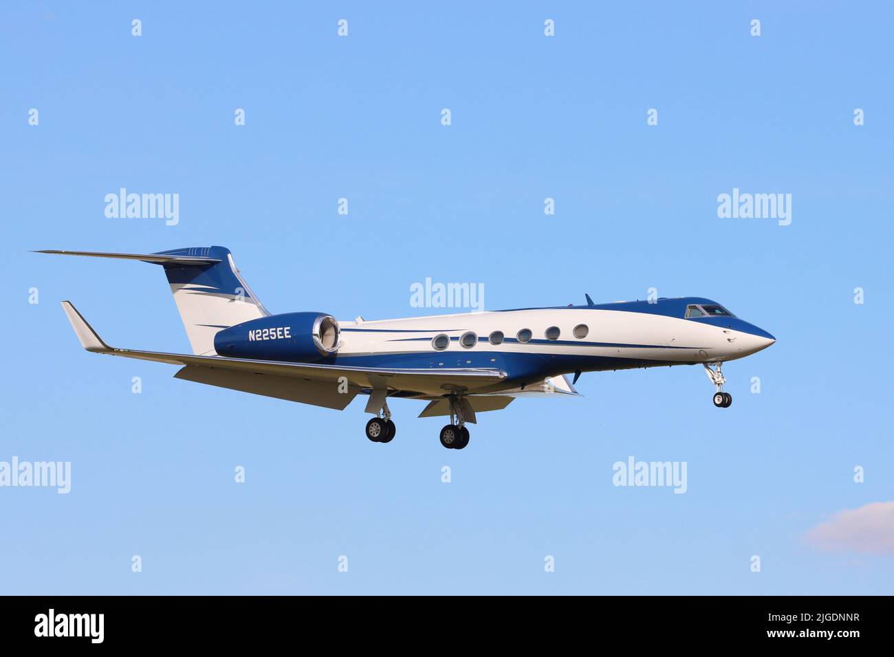 Gulfstream Aerospace G-V, N225EE, Landung auf dem Flughafen Stansted, Essex, Großbritannien Stockfoto
