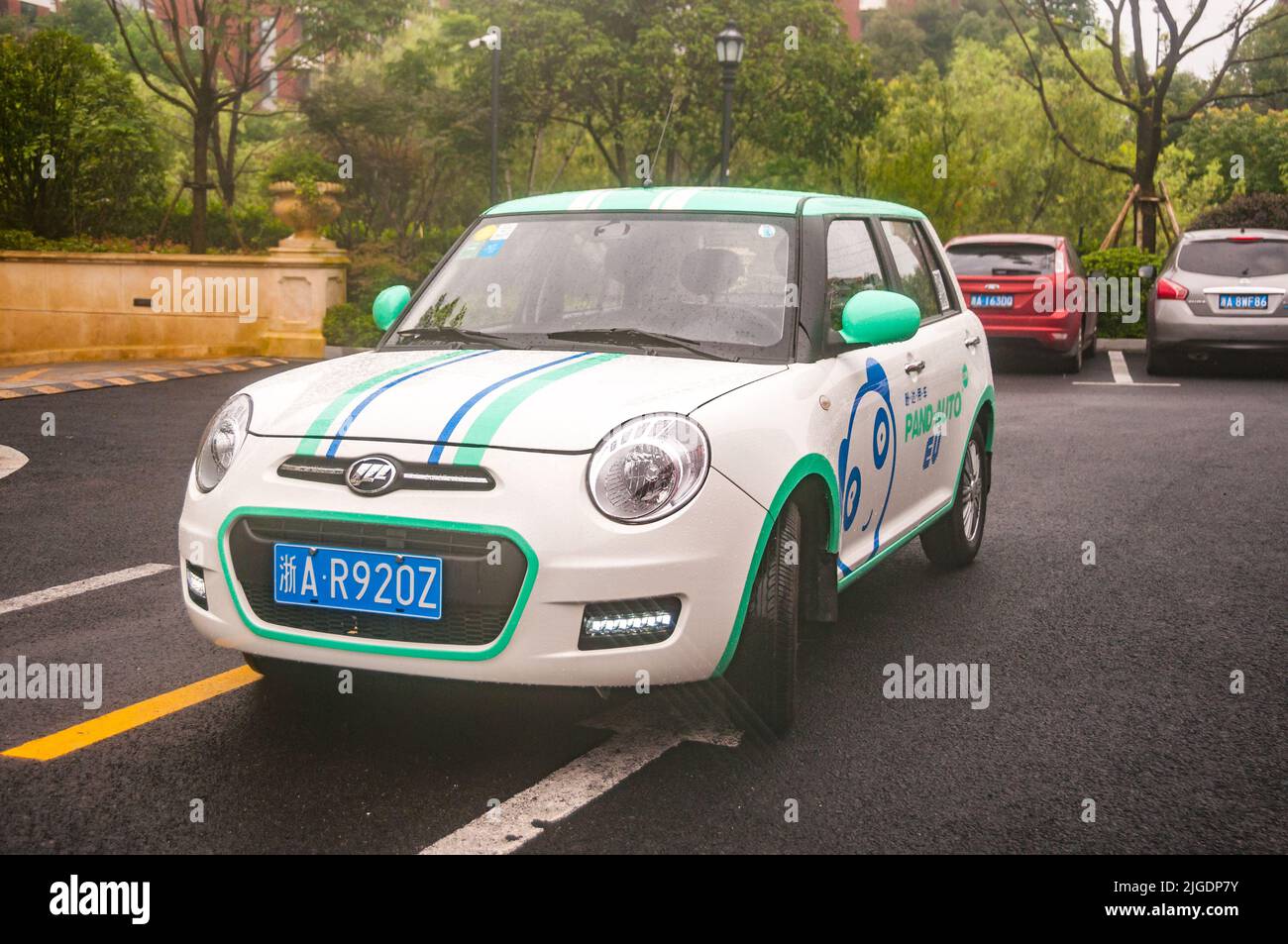 Ein Lifan 330 EV-Fahrzeug, das vom Pand-Auto Carsharing-System in Hangzhou, Provinz Zhejiang, China betrieben wird. Stockfoto