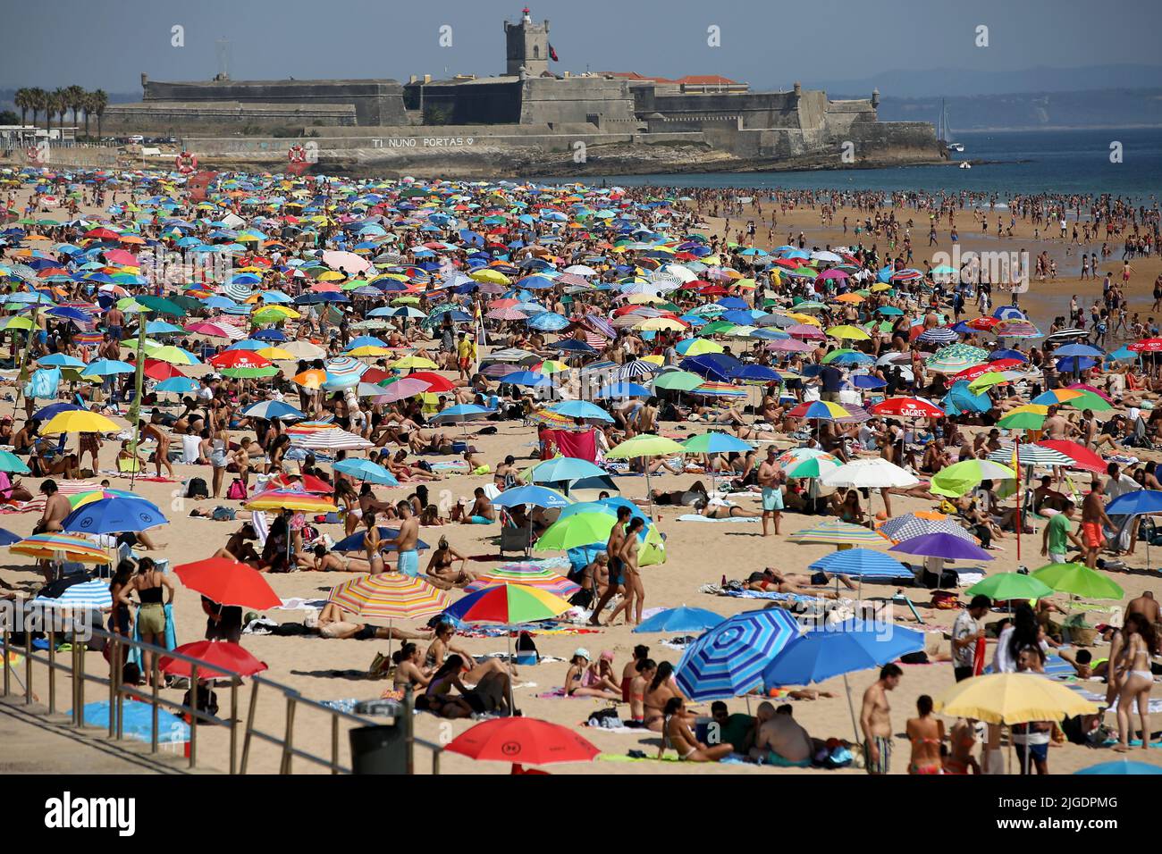 Lissabon, Portugal. 9.. Juli 2022. Am Strand von Carcavelos in Cascais, Portugal, kühlen sich die Menschen ab, 9. Juli 2022. Quelle: Pedro Fiuza/Xinhua/Alamy Live News Stockfoto